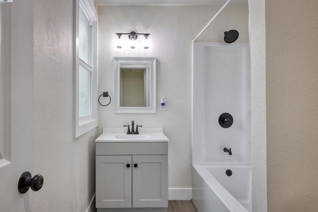 577 Capistrano Dr, Oakland, CA 94603