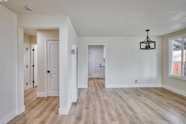 577 Capistrano Dr, Oakland, CA 94603