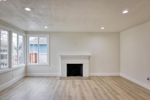 577 Capistrano Dr, Oakland, CA 94603