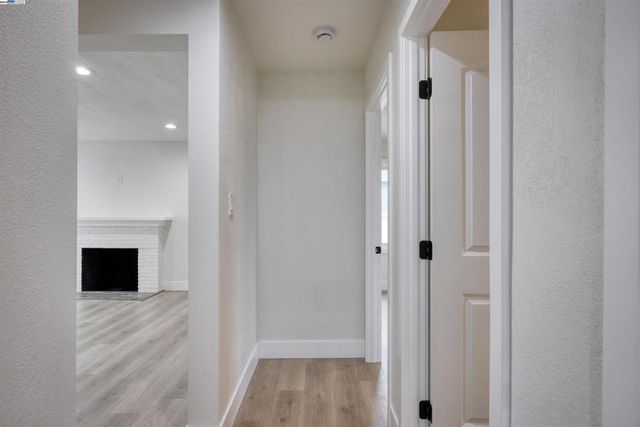 577 Capistrano Dr, Oakland, CA 94603