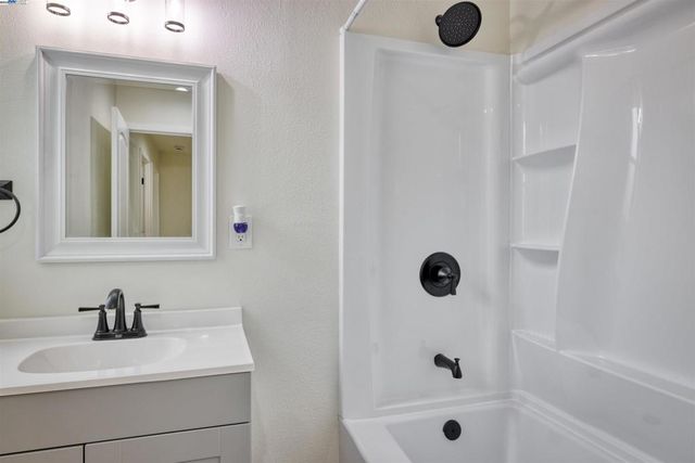 577 Capistrano Dr, Oakland, CA 94603