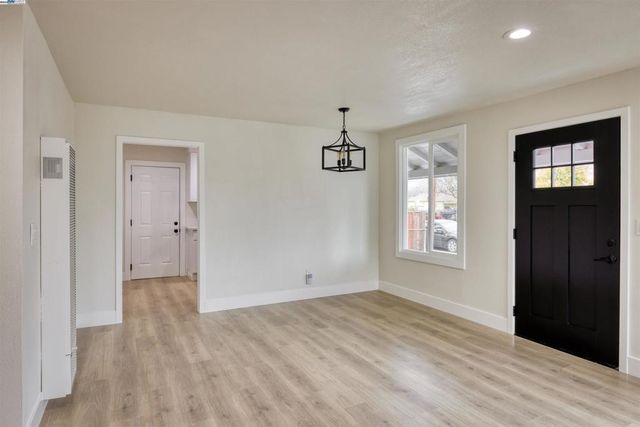 577 Capistrano Dr, Oakland, CA 94603