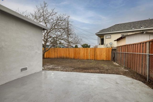 577 Capistrano Dr, Oakland, CA 94603