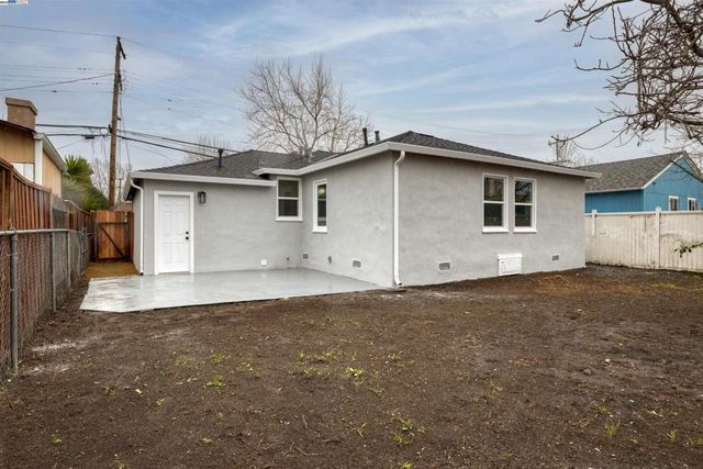 577 Capistrano Dr, Oakland, CA 94603