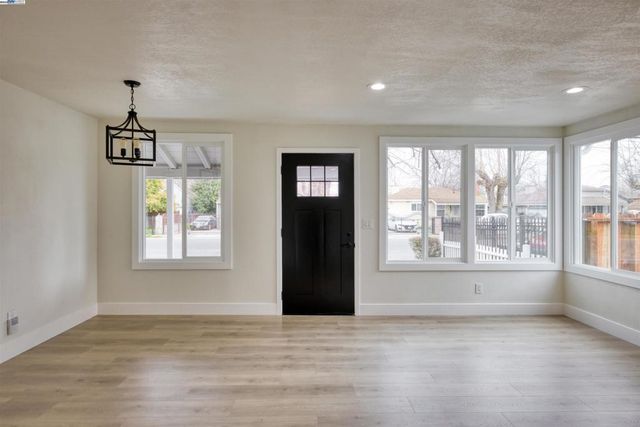 577 Capistrano Dr, Oakland, CA 94603