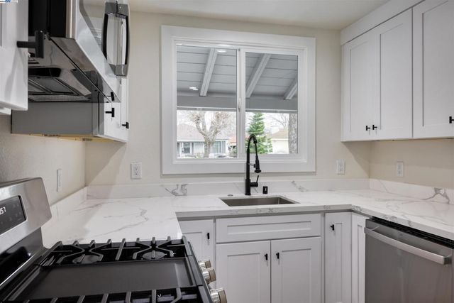 577 Capistrano Dr, Oakland, CA 94603