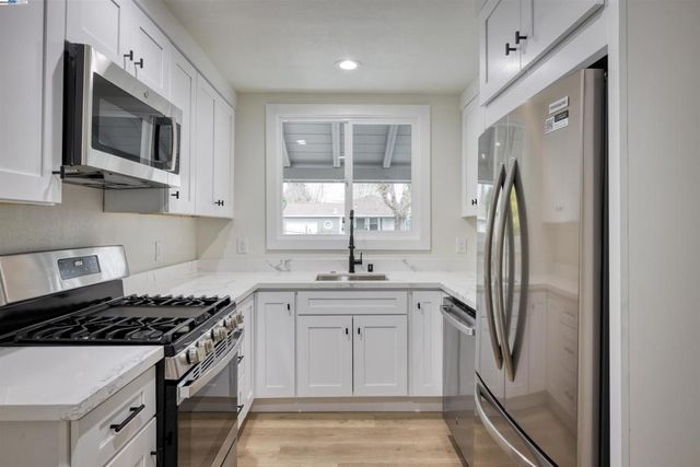 577 Capistrano Dr, Oakland, CA 94603