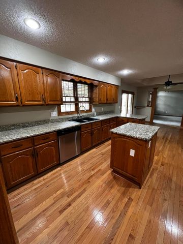 3700 E Dartmoor Court, Springfield, MO 65802