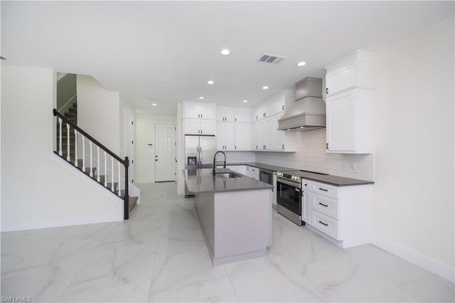 2615 Sunvale CT, Cape Coral, FL 33991