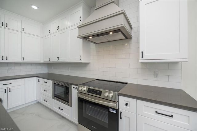 2615 Sunvale CT, Cape Coral, FL 33991