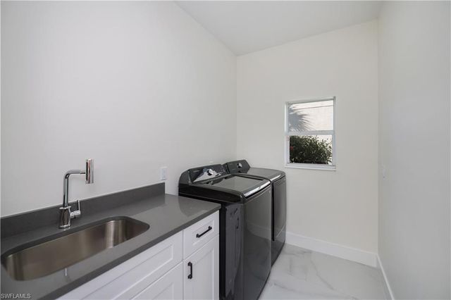 2615 Sunvale CT, Cape Coral, FL 33991