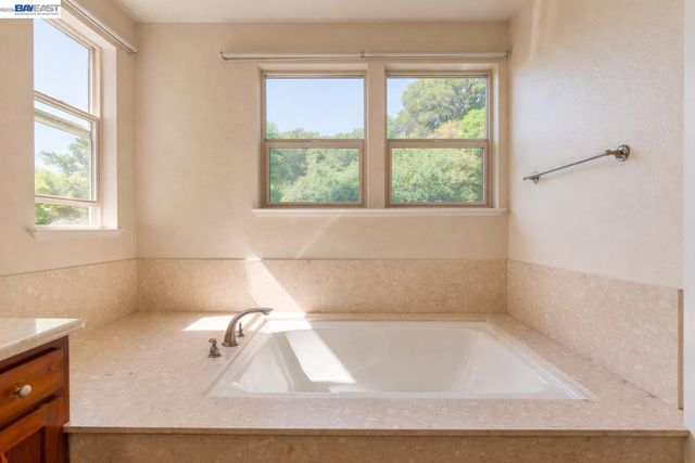 6401 Blue Rock Ct, Oakland, CA 94605