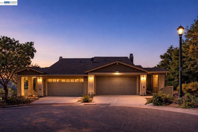 6401 Blue Rock Ct, Oakland, CA 94605