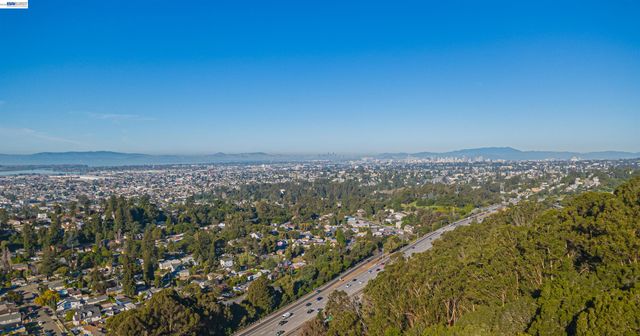 6401 Blue Rock Ct, Oakland, CA 94605