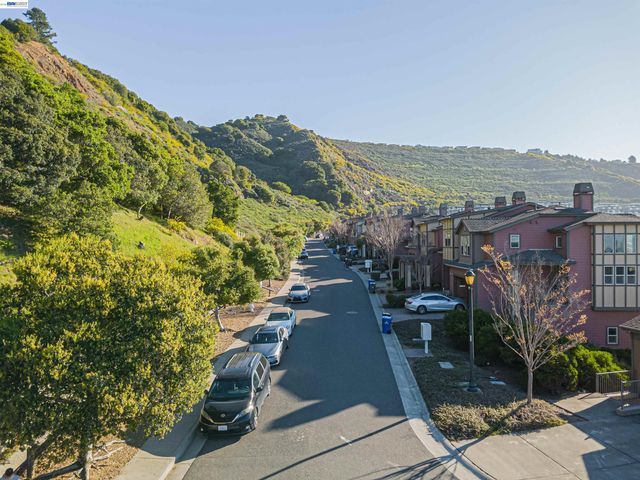 6401 Blue Rock Ct, Oakland, CA 94605