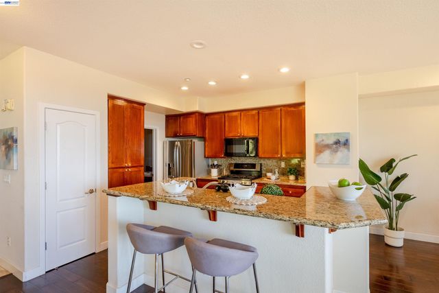 6401 Blue Rock Ct, Oakland, CA 94605