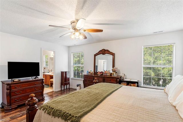 318 Big Pond LN, Chesapeake, VA 23323