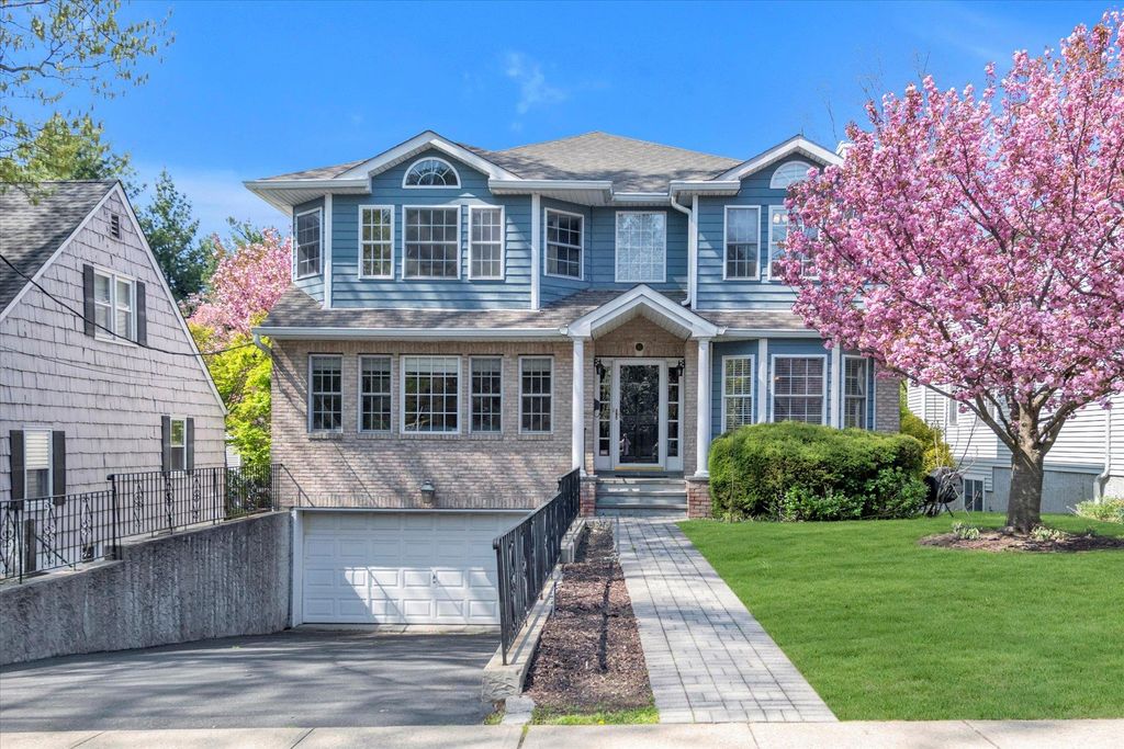95 Bayview Avenue, Port Washington, NY 11050