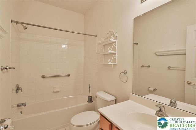 2064 Kingsview Road, Lower Macungie Twp, PA 18062