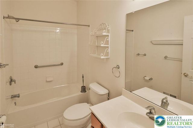 2064 Kingsview Road, Lower Macungie Twp, PA 18062