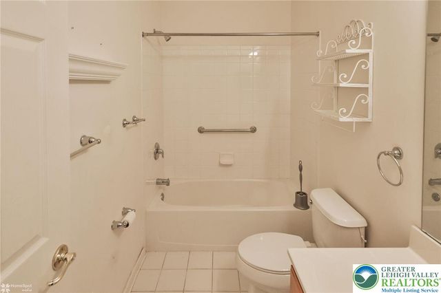 2064 Kingsview Road, Lower Macungie Twp, PA 18062