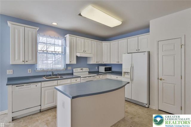 2064 Kingsview Road, Lower Macungie Twp, PA 18062