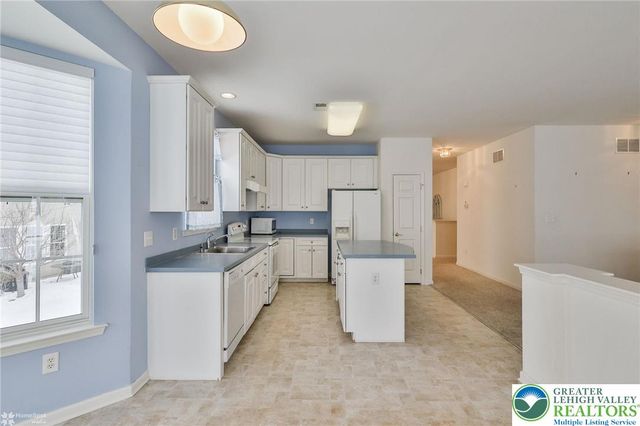 2064 Kingsview Road, Lower Macungie Twp, PA 18062