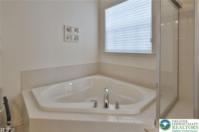 2064 Kingsview Road, Lower Macungie Twp, PA 18062