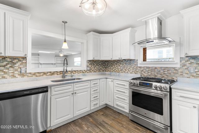 370 10TH Street, Atlantic Beach, FL 32233