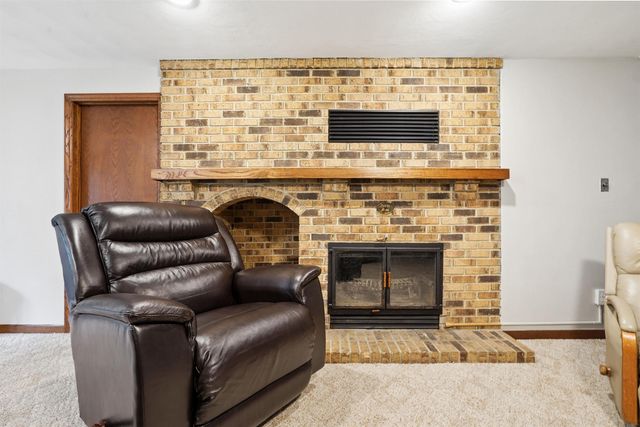 829 Maucker Road, Cedar Falls, IA 50613