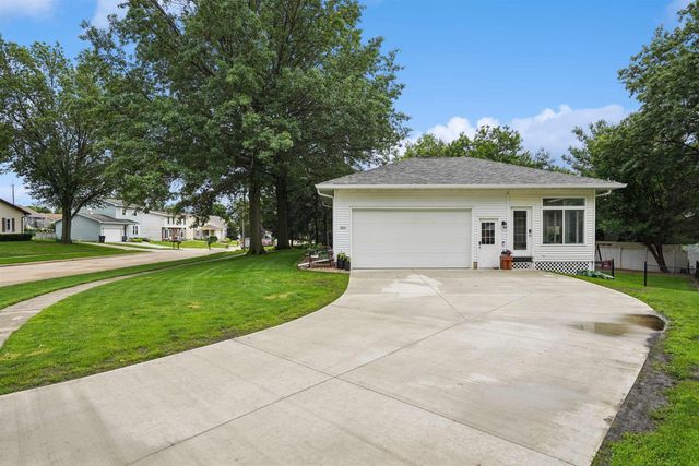 829 Maucker Road, Cedar Falls, IA 50613