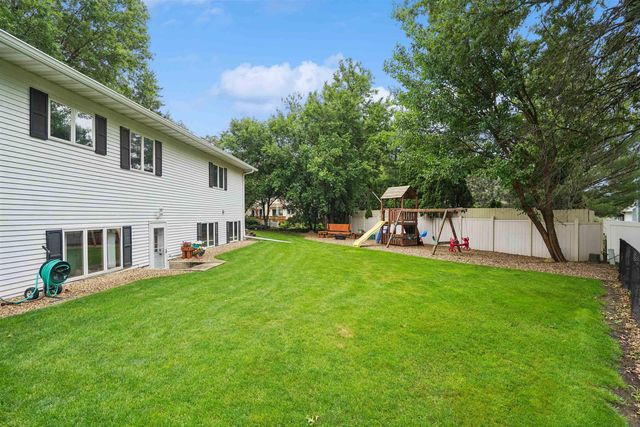 829 Maucker Road, Cedar Falls, IA 50613