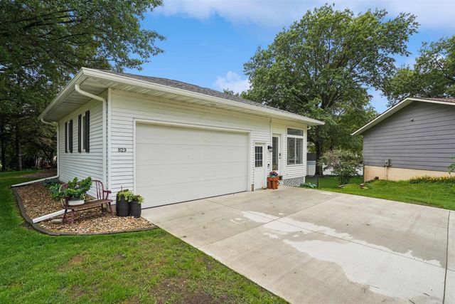 829 Maucker Road, Cedar Falls, IA 50613