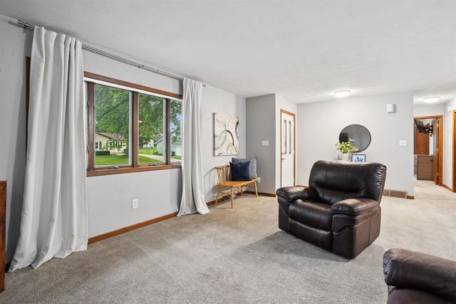 829 Maucker Road, Cedar Falls, IA 50613