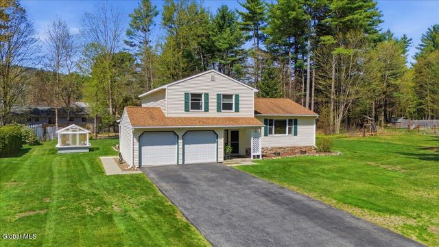10 Queen Diana Lane, Queensbury, NY 12804