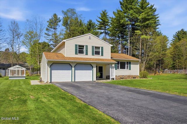 10 Queen Diana Lane, Queensbury, NY 12804