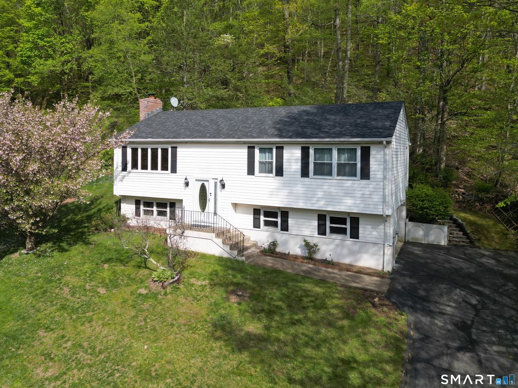 102 Metacomet Road, Plainville, CT 06062