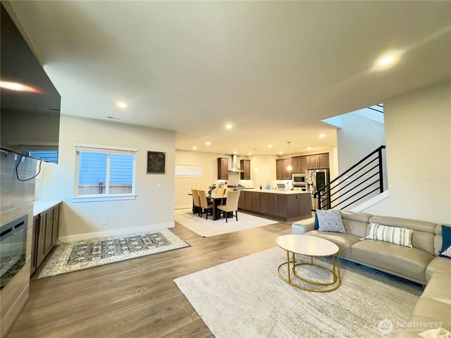 6302 SW 206th Pl, Lynnwood, WA 98036