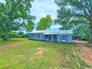 2501 East Houston Avenue, Crockett, TX 75835