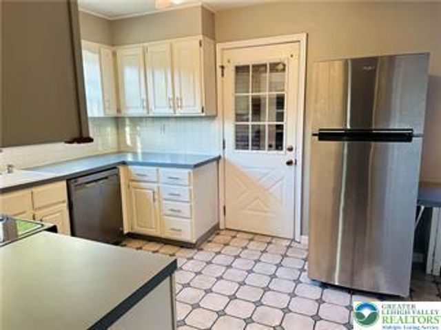 4208 Windsor Drive, South Whitehall Twp, PA 18104