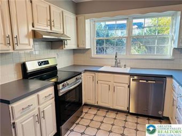 4208 Windsor Drive, South Whitehall Twp, PA 18104