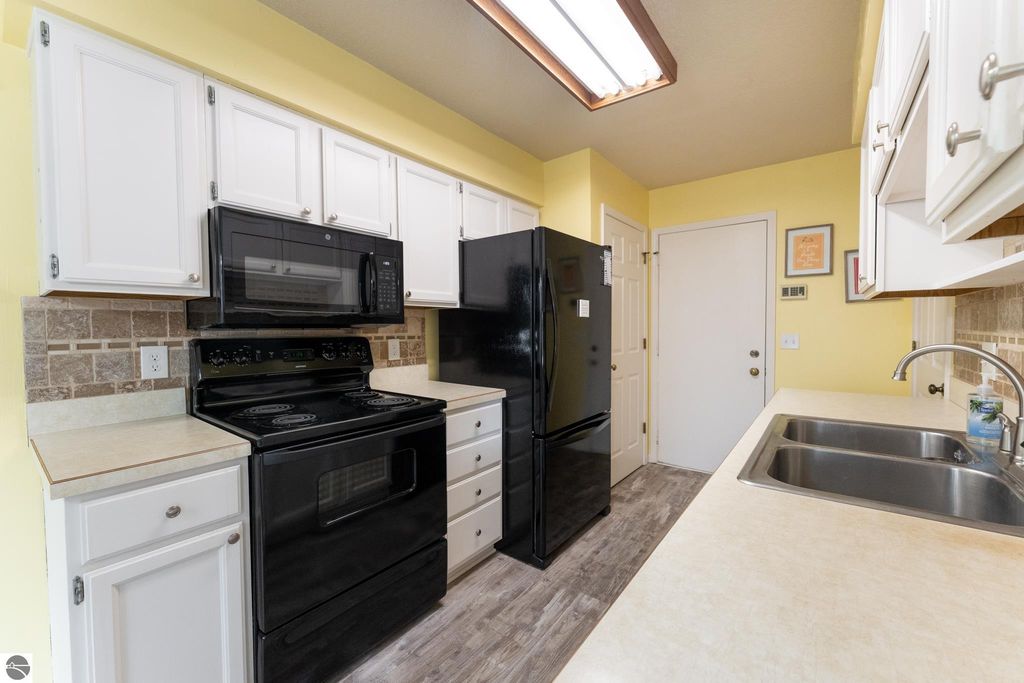 Image 10 of property listing at 130 Peachwood Lane, Mt Pleasant, MI 48858