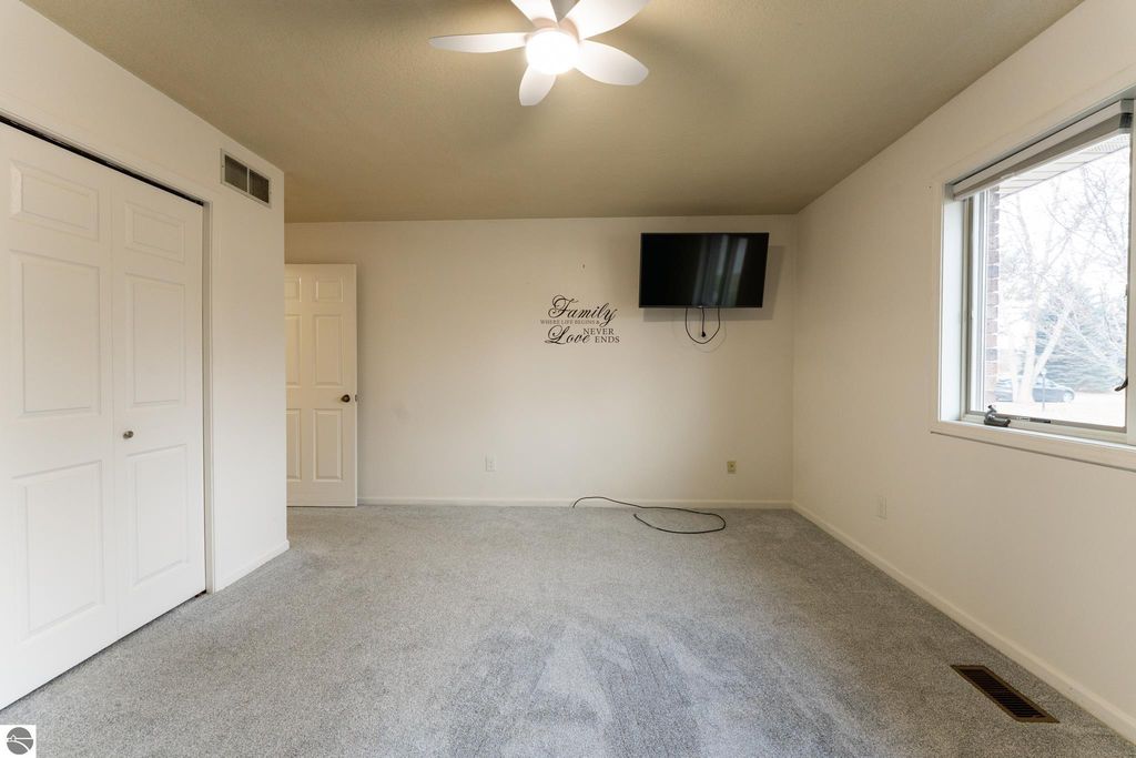 Image 12 of property listing at 130 Peachwood Lane, Mt Pleasant, MI 48858