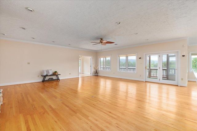 1050 ALMOND DR, Luray, VA 22835