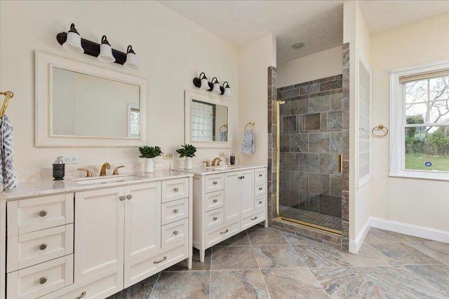 1050 ALMOND DR, Luray, VA 22835