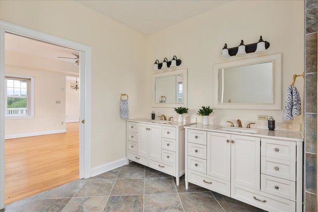 1050 ALMOND DR, Luray, VA 22835