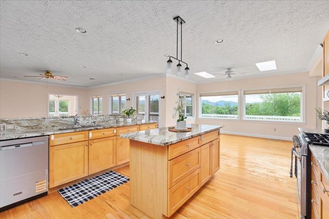 1050 ALMOND DR, Luray, VA 22835