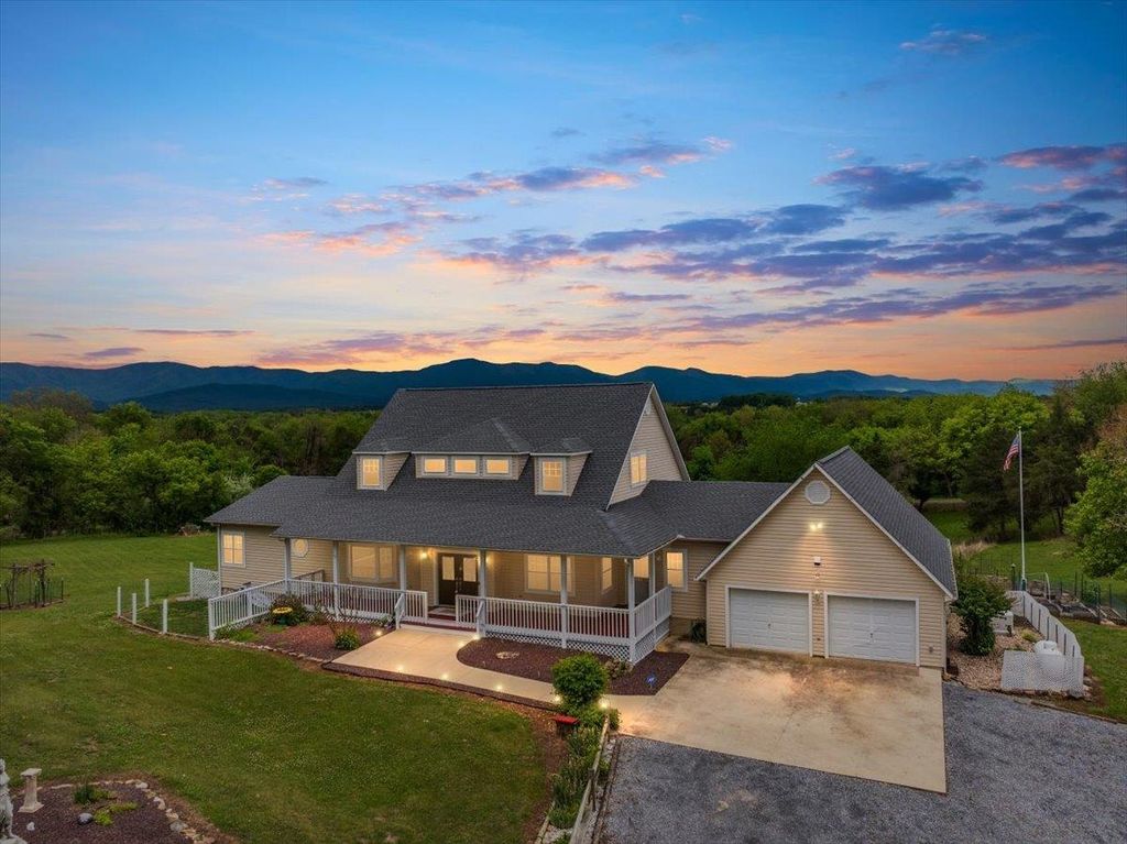 1050 ALMOND DR, Luray, VA 22835