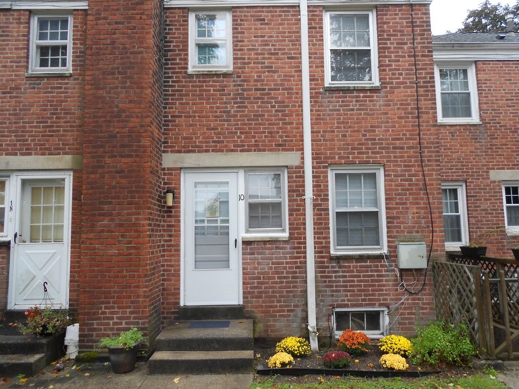 18 Bridge Street APT 1O, Naugatuck, CT 06770