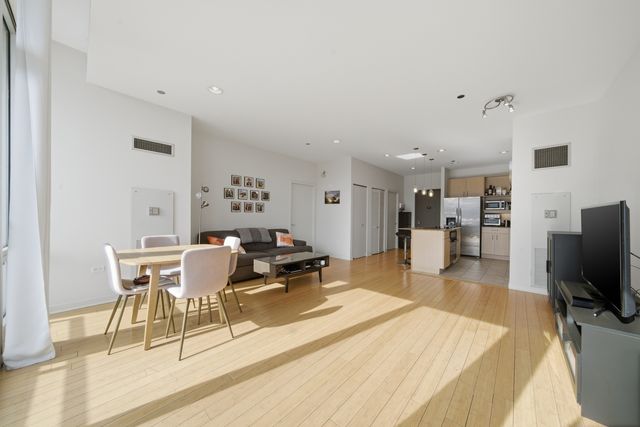 737 W Washington Boulevard 3406, Chicago, IL 60661